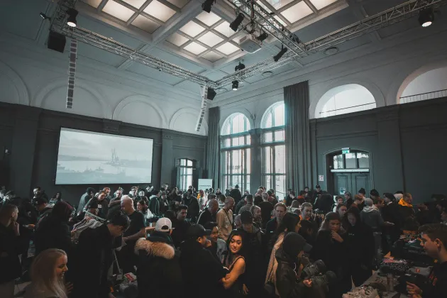 Många människor minglar i konferenssal