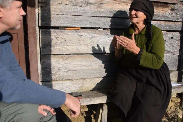 Man på en bänk sidan om en äldre kvinna