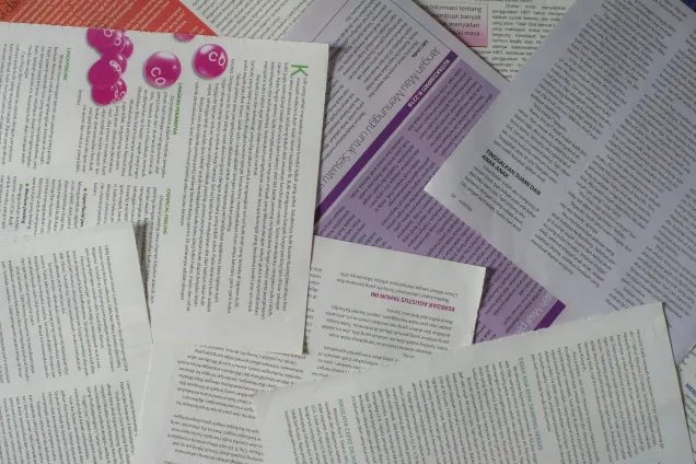 Avhandlingar utspridda på ett bord